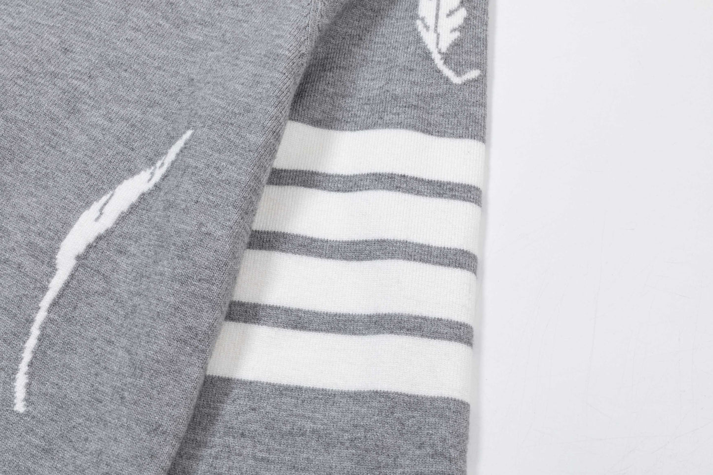250930 New high-quality wool round-neck sweater with feather design