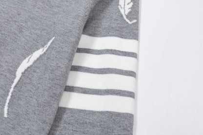 250930 New high-quality wool round-neck sweater with feather design