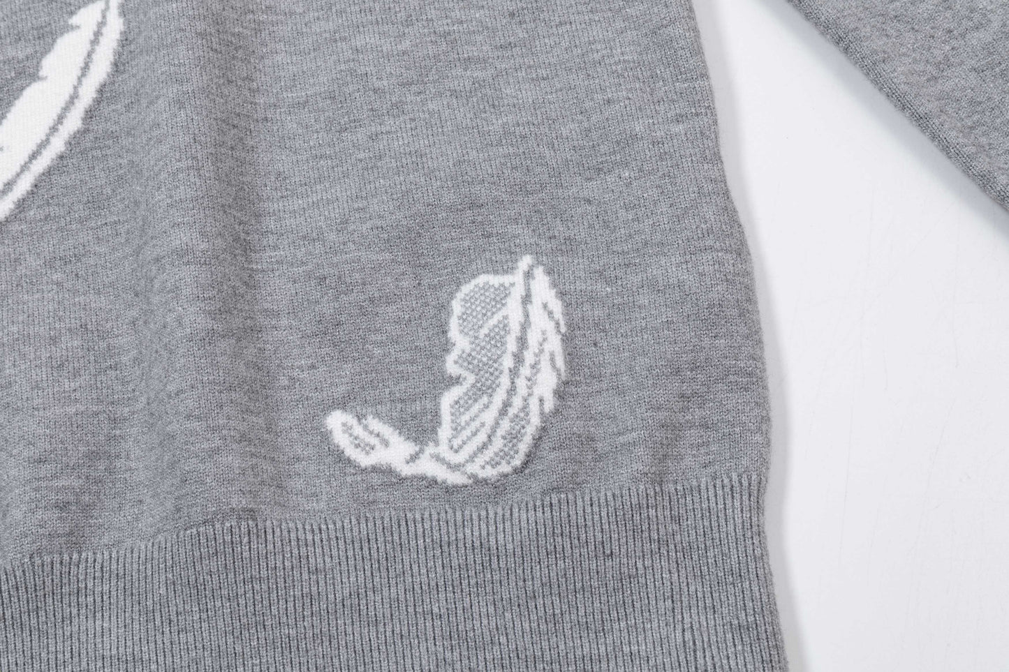 250930 New high-quality wool round-neck sweater with feather design