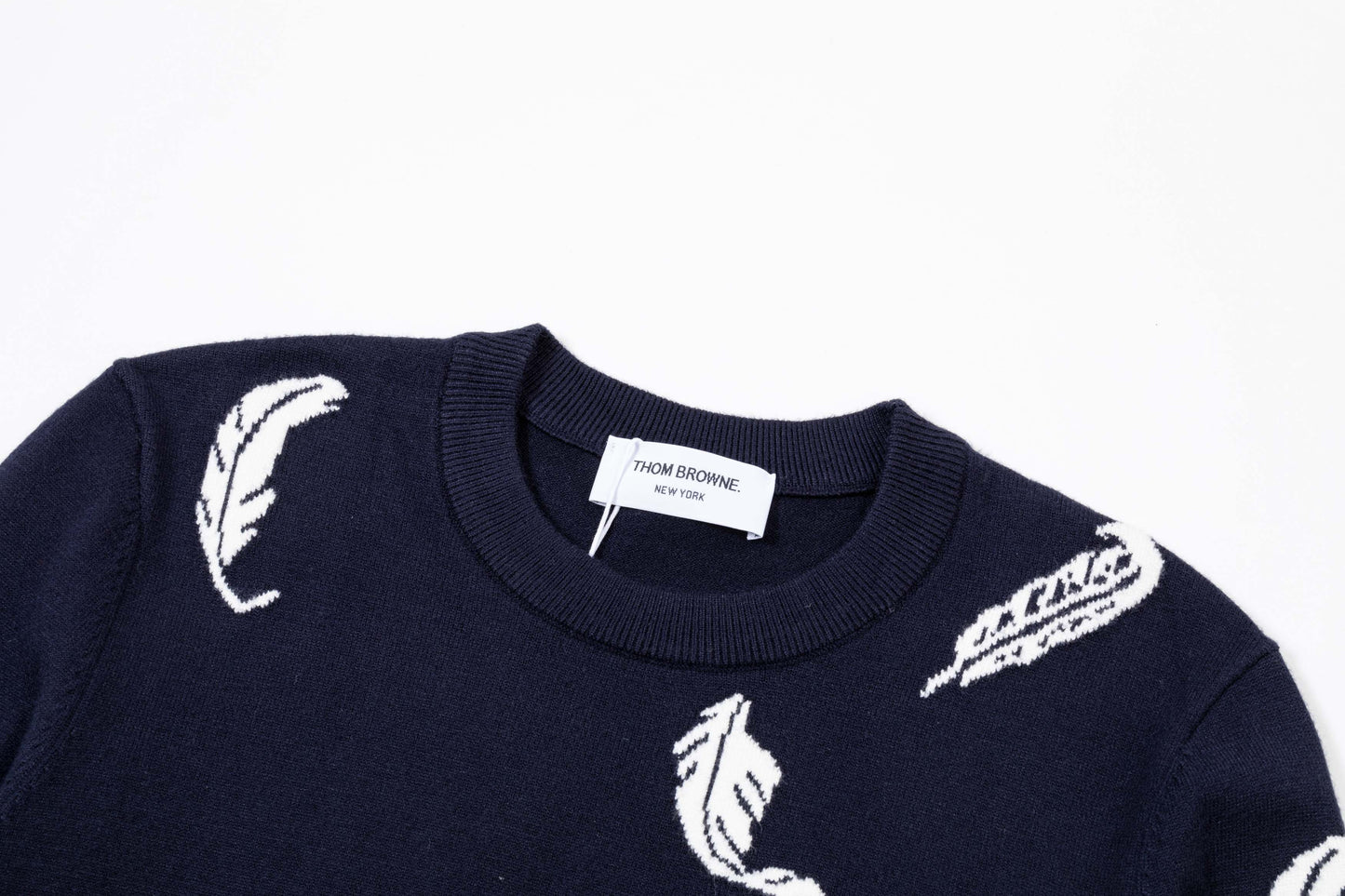 250930 New high-quality wool round-neck sweater with feather design