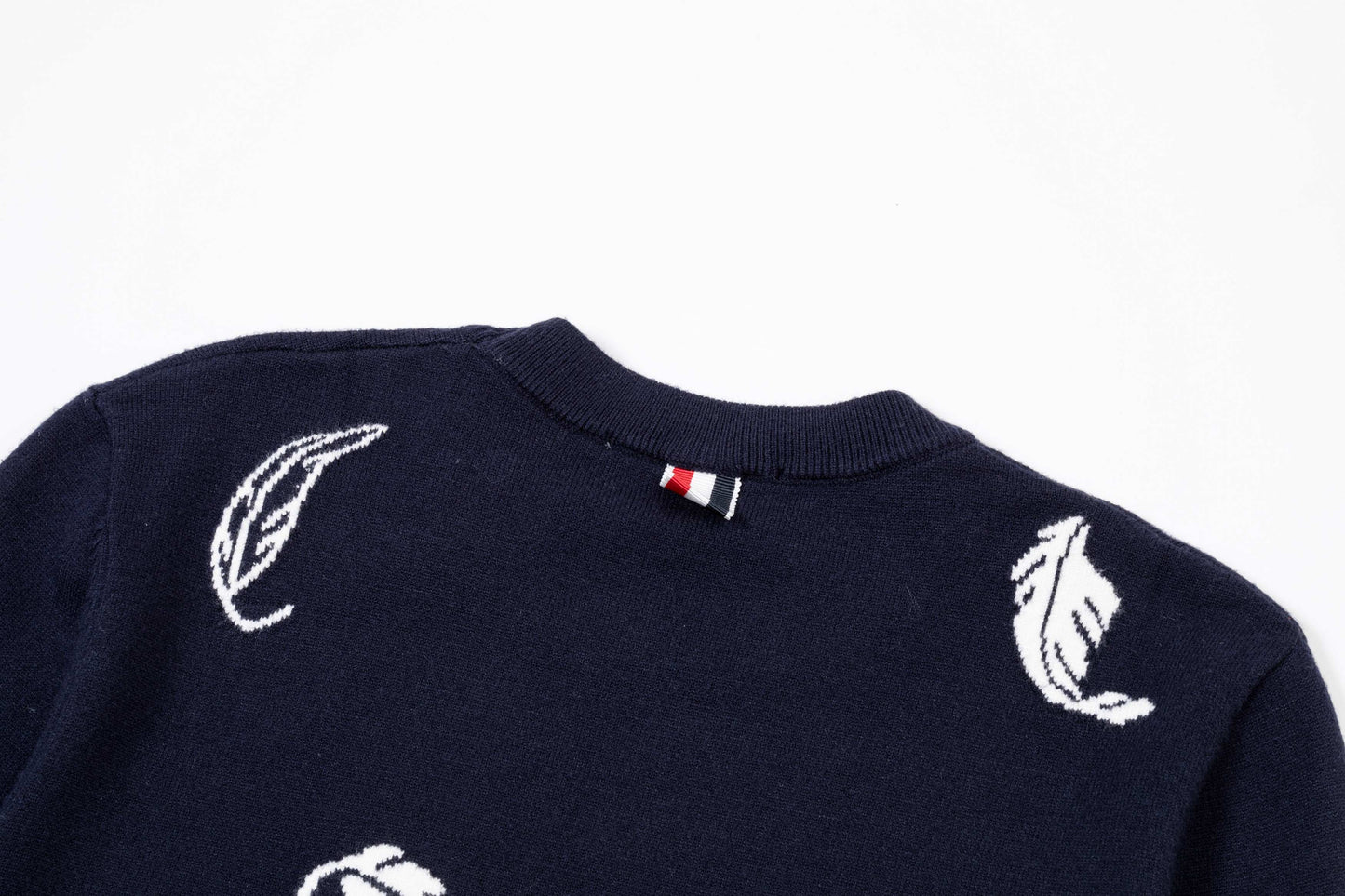 250930 New high-quality wool round-neck sweater with feather design