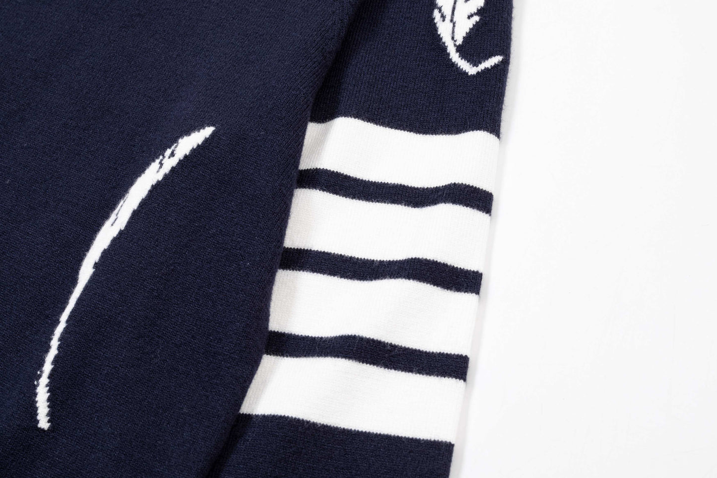 250930 New high-quality wool round-neck sweater with feather design