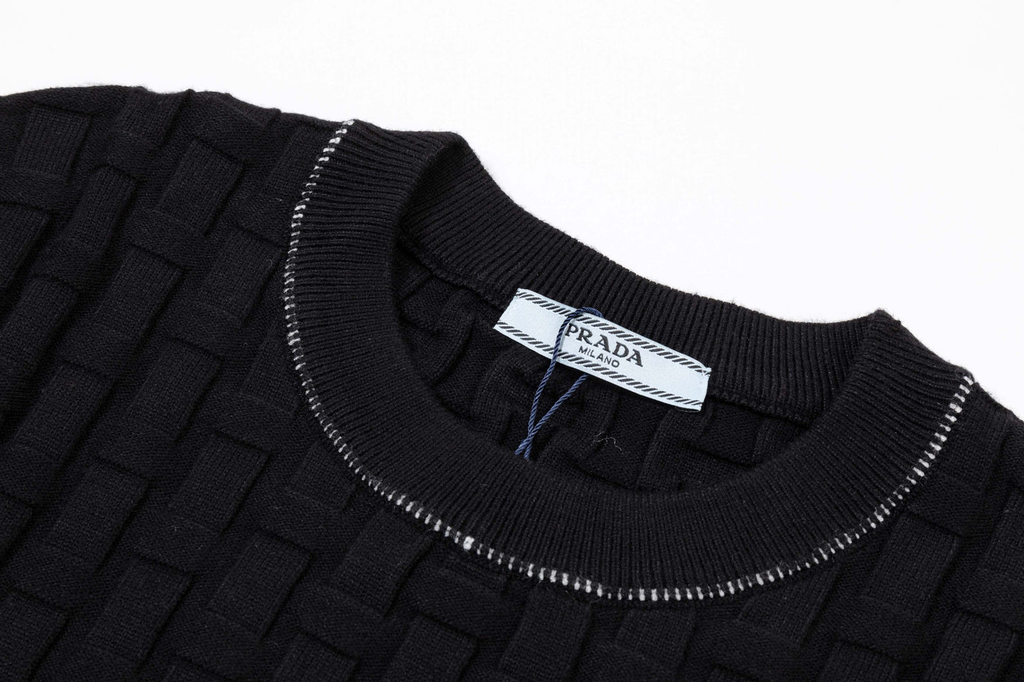 250930 new high-quality, soft and distinctive round-neck wool sweater with a neckline