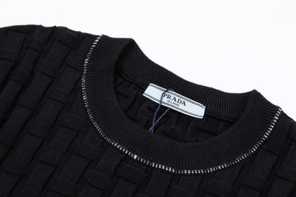 250930 new high-quality, soft and distinctive round-neck wool sweater with a neckline