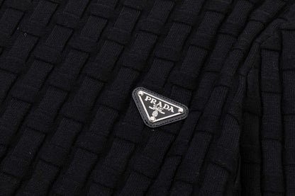 250930 new high-quality, soft and distinctive round-neck wool sweater with a neckline