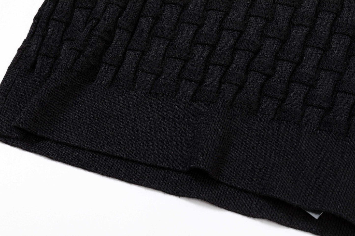 250930 new high-quality, soft and distinctive round-neck wool sweater with a neckline