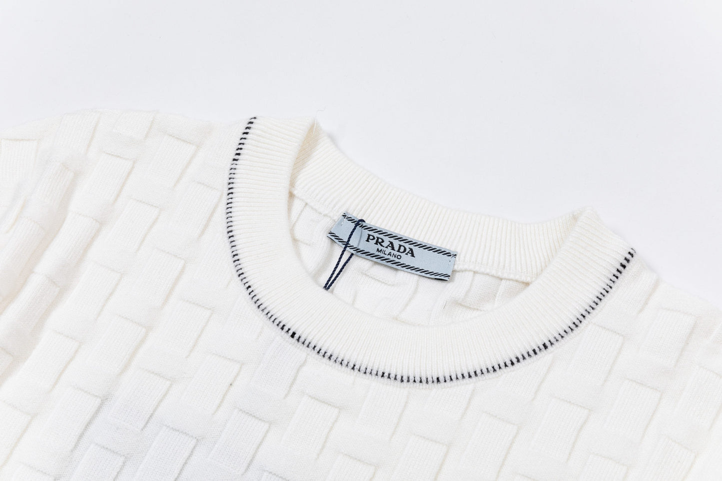 250930 new high-quality, soft and distinctive round-neck wool sweater with a neckline