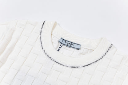 250930 new high-quality, soft and distinctive round-neck wool sweater with a neckline