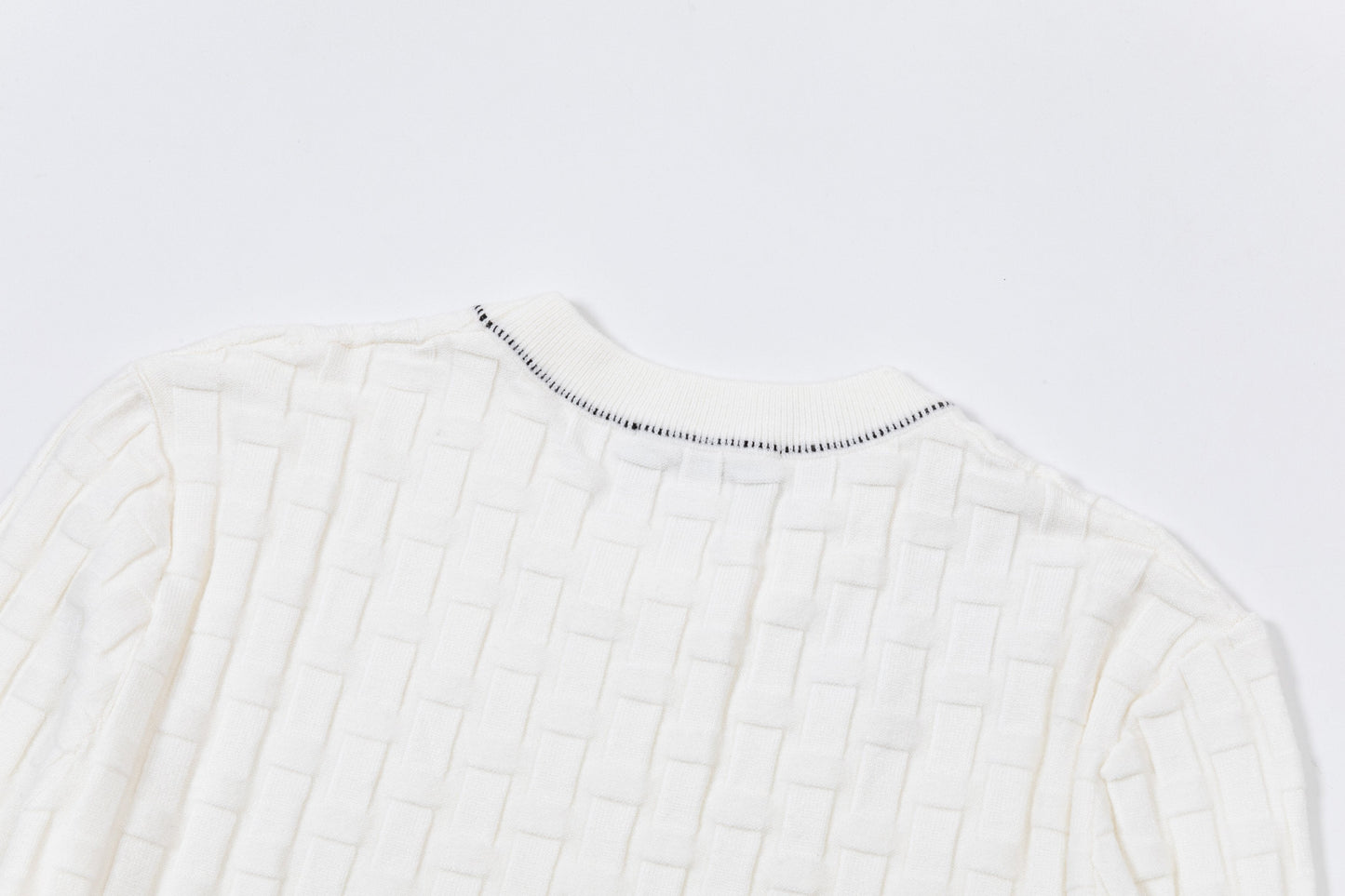 250930 new high-quality, soft and distinctive round-neck wool sweater with a neckline
