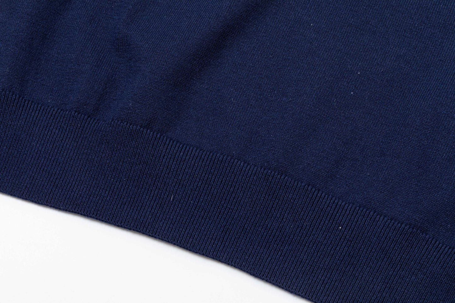 250930 new high-quality, soft and distinctive round-neck wool sweater with a neckline
