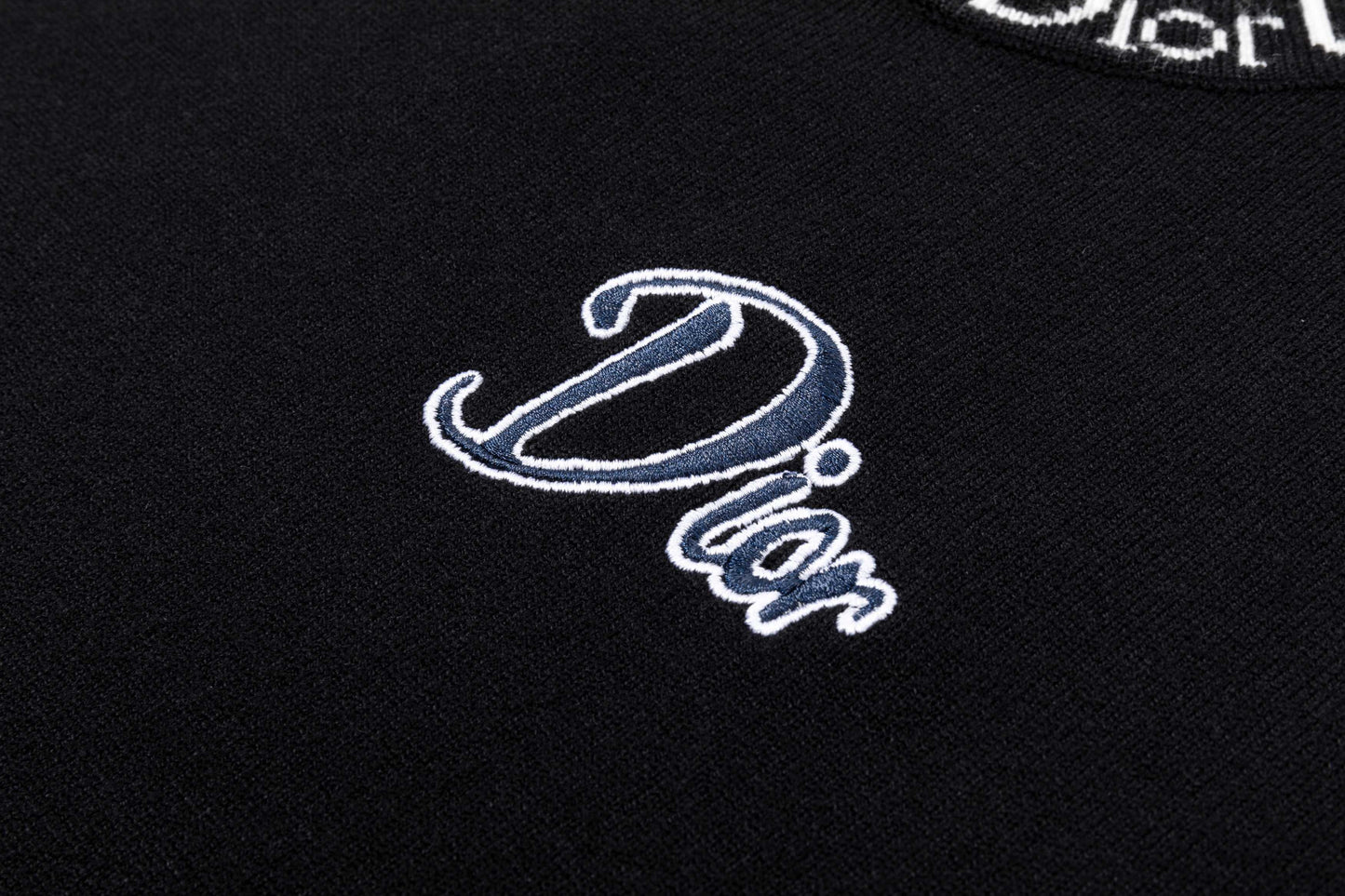 250930 new high-quality, soft and distinctive round-neck wool sweater with a neckline