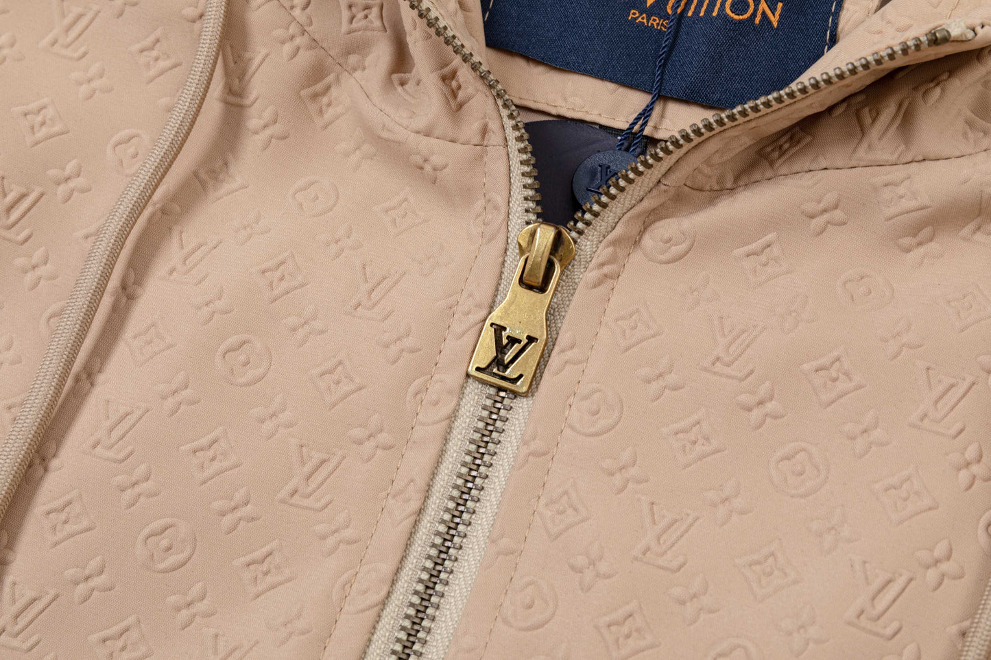 251008 New high-quality three-dimensional embossed hooded trench coat