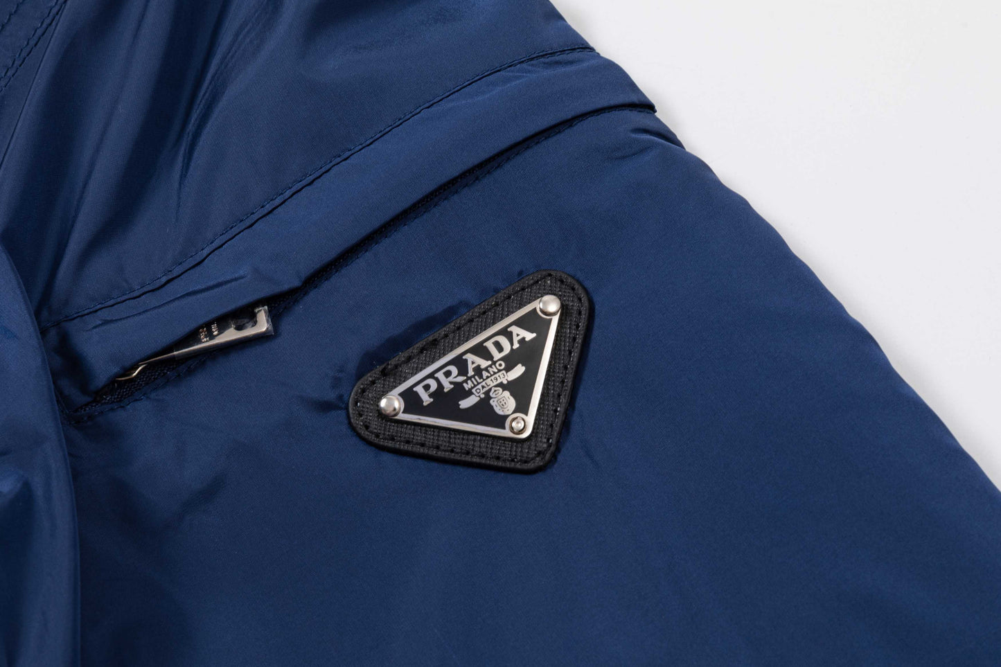 251008 New high-quality, simple style triangular label trench coat jacket