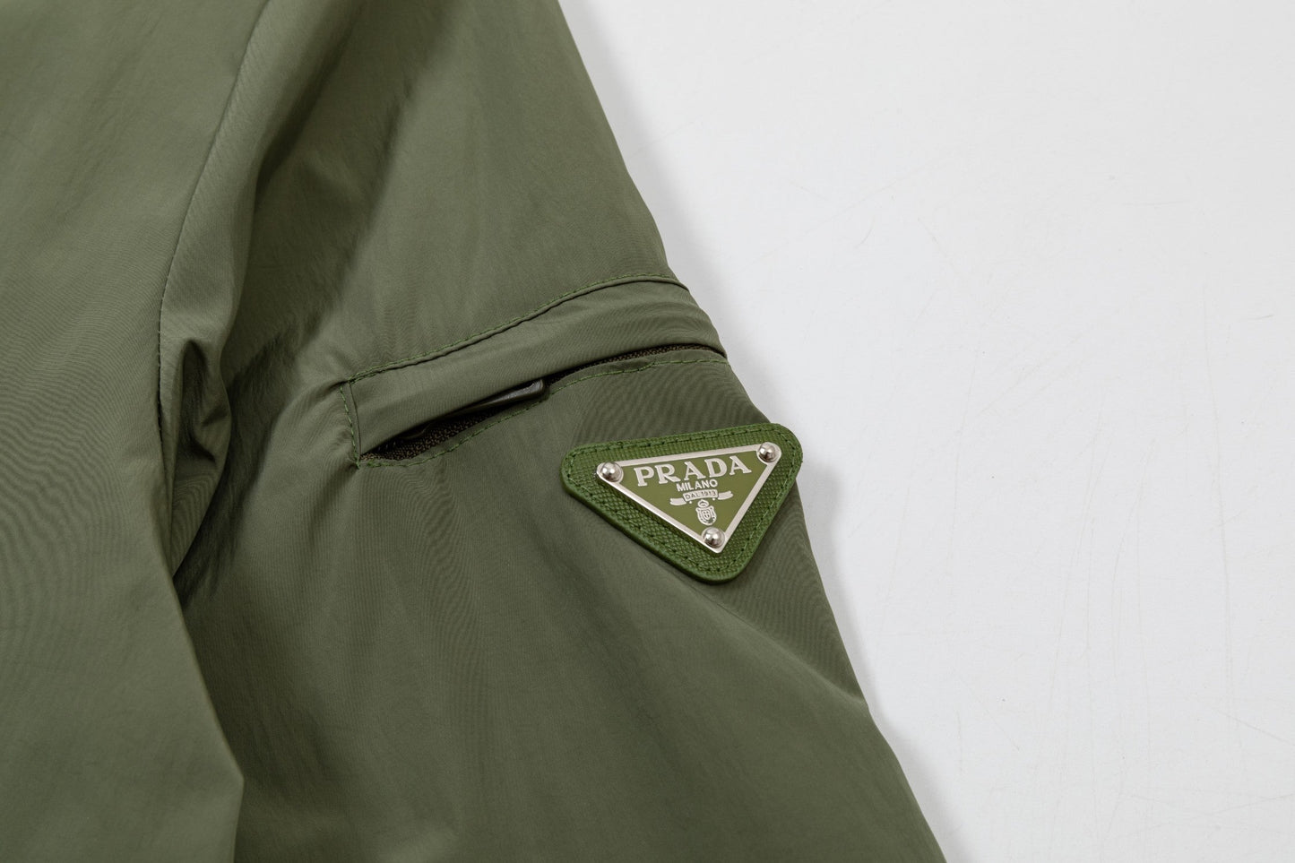 251008 New high-quality triangular leather hooded windbreaker jacket