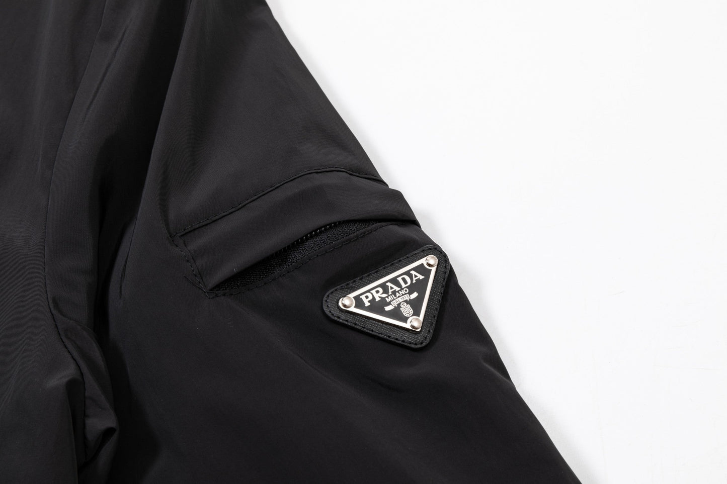 251008 New high-quality triangular leather hooded windbreaker jacket