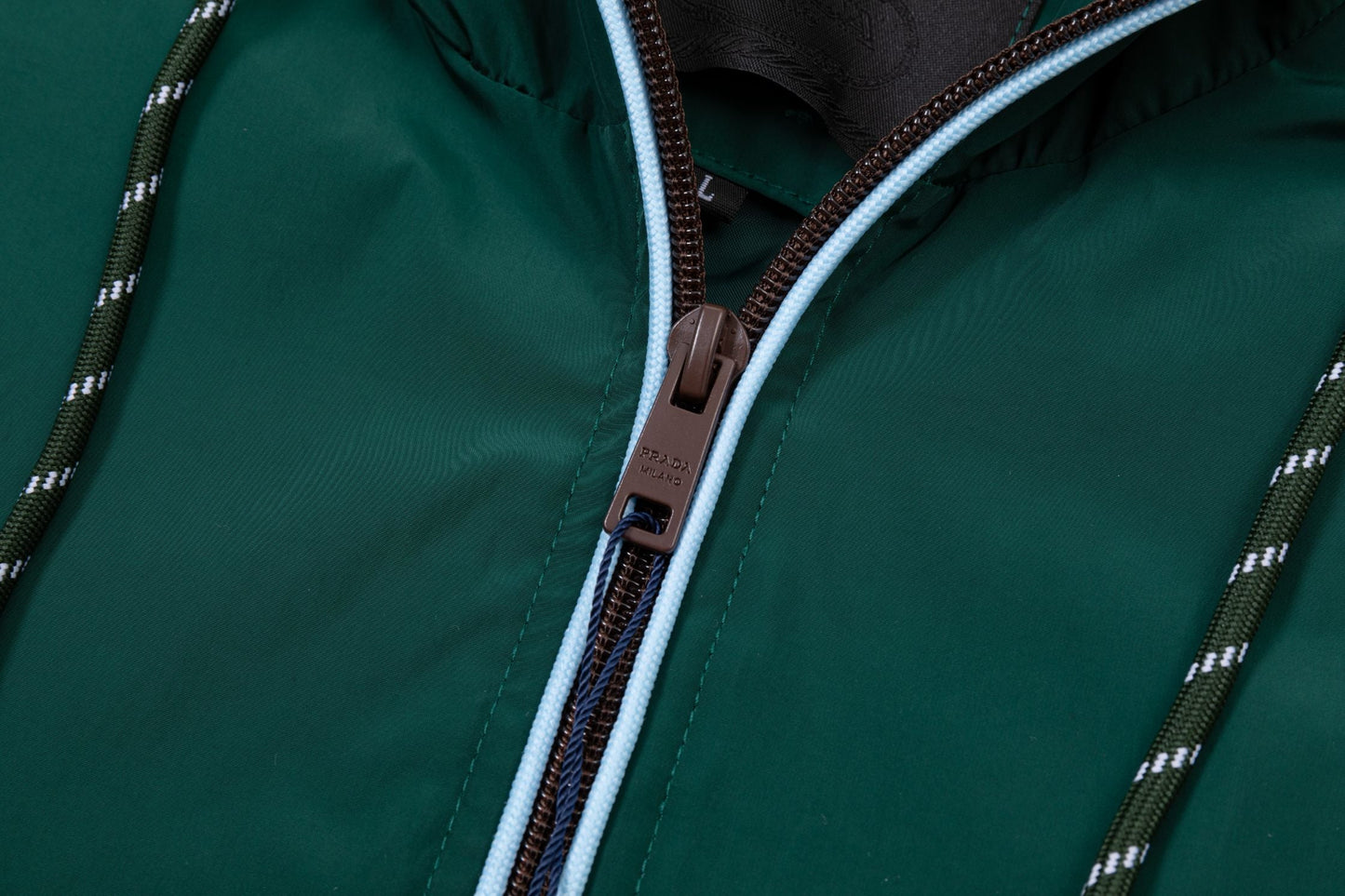 251008 new high-quality hooded trench jacket with a patchwork zipper design
