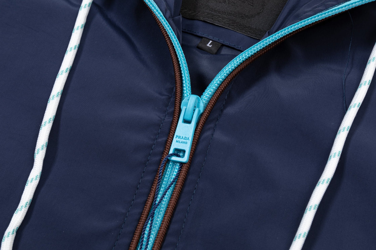 251008 new high-quality hooded trench jacket with a patchwork zipper design