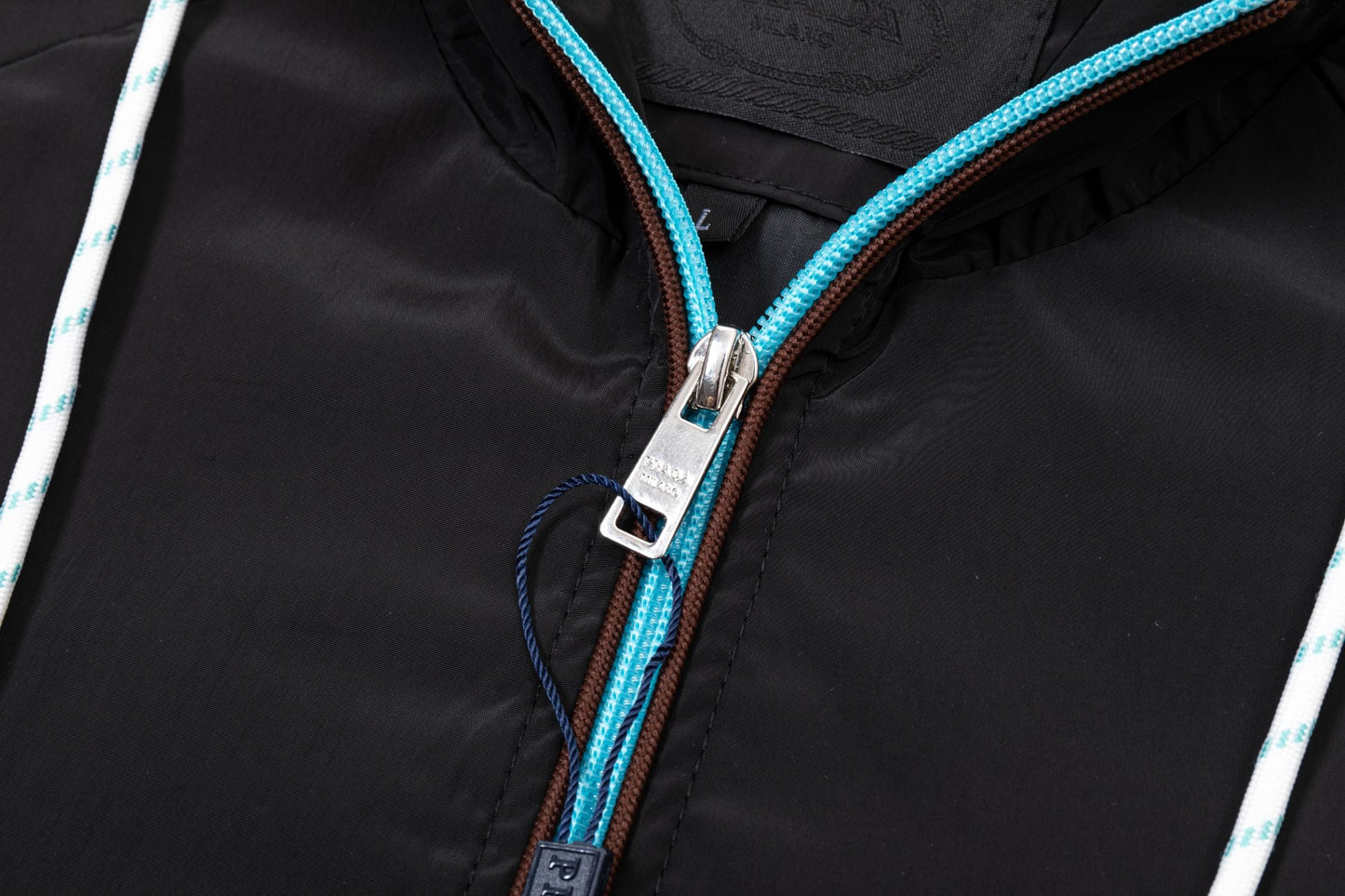 251008 new high-quality hooded trench jacket with a patchwork zipper design