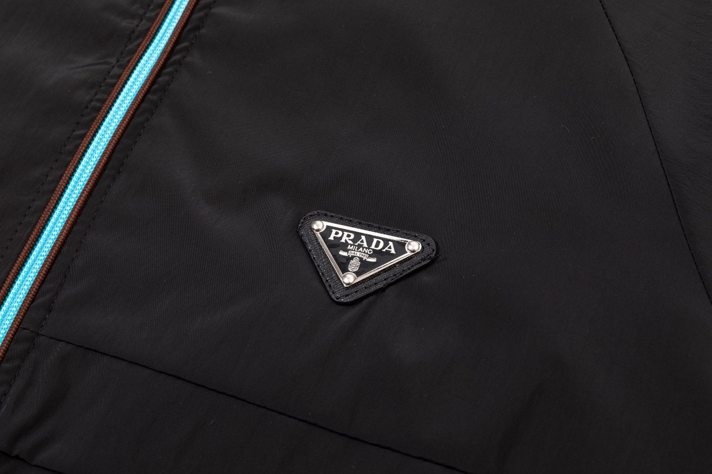 251008 new high-quality hooded trench jacket with a patchwork zipper design