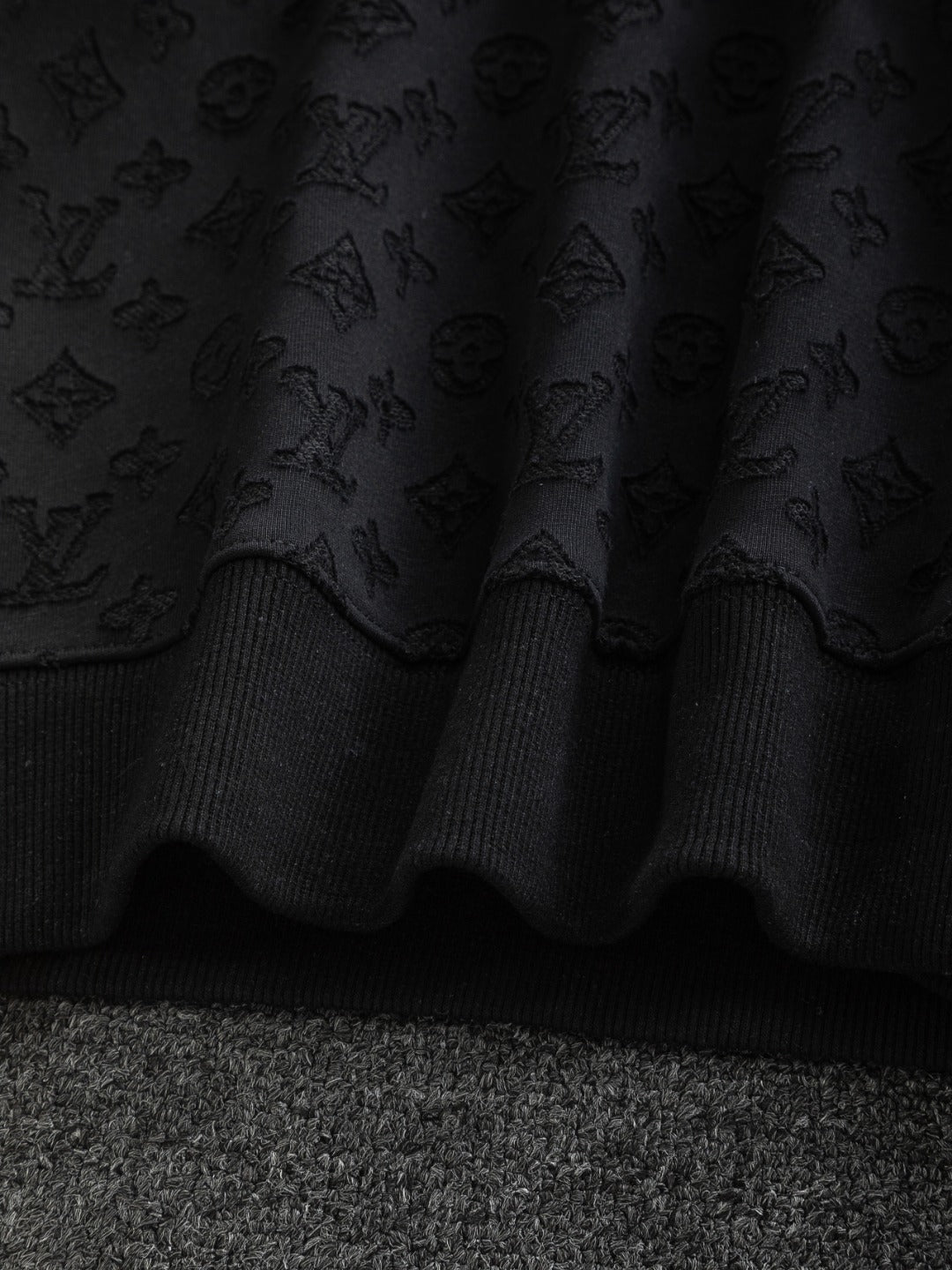 251014 A new high-quality full-body cut, embossed, letter-embroidered round-neck sweatshirt