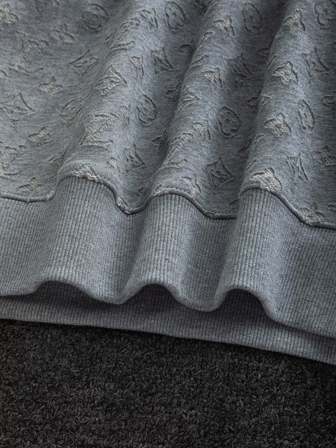 251014 A new high-quality full-body cut, embossed, letter-embroidered round-neck sweatshirt