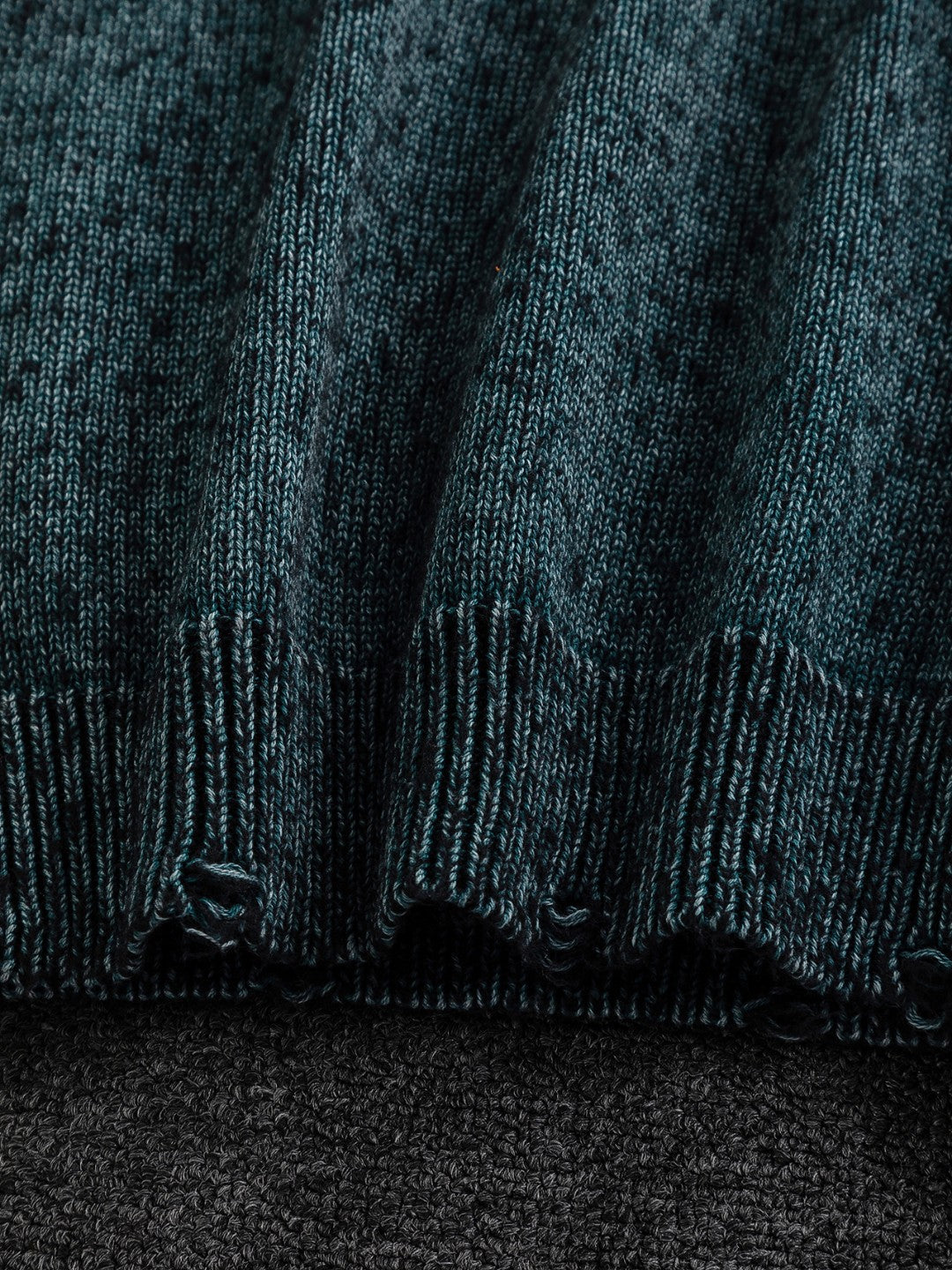 251014 New high-quality distressed applique embroidered sweater