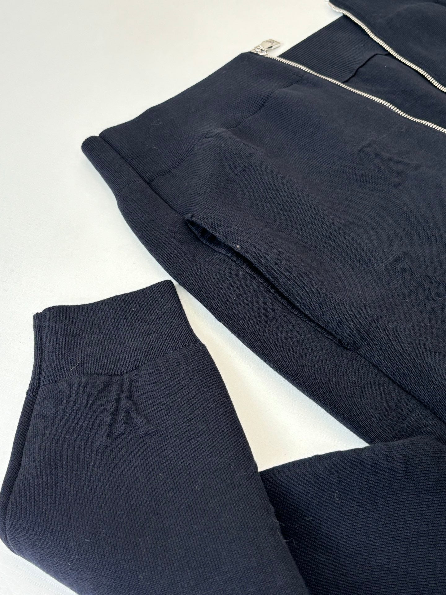 251021 New high-quality embossed lapel zipper knitted coat
