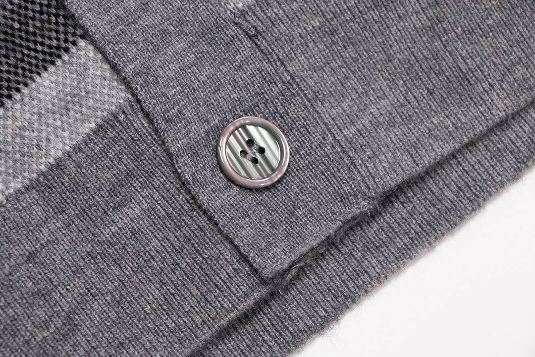 251021  new high-quality loose checkered cardigan sweater