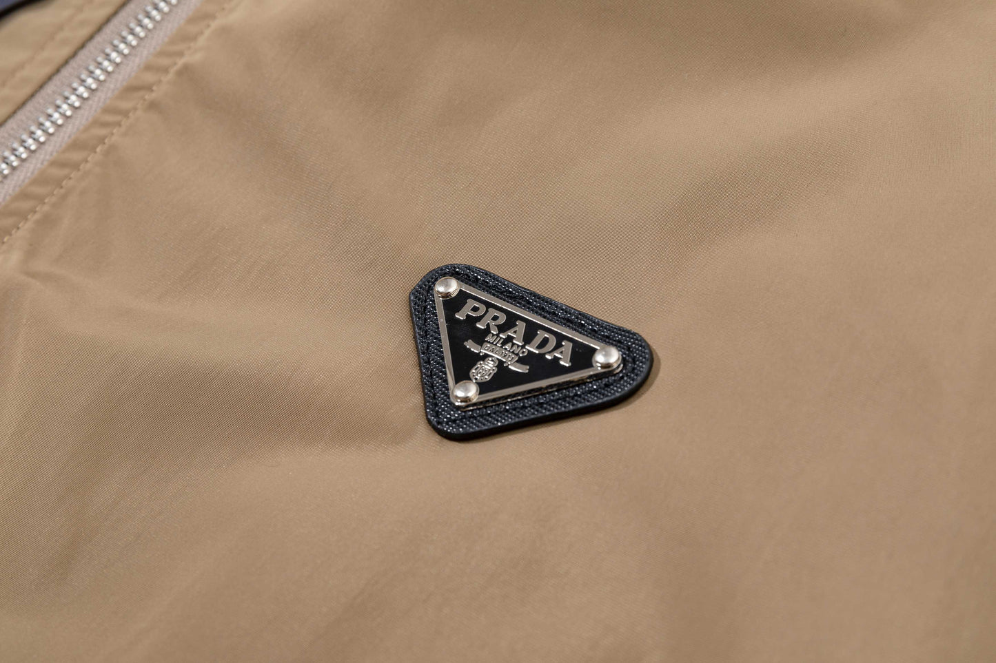 251021 A new high-quality classic signature windproof hooded jacket