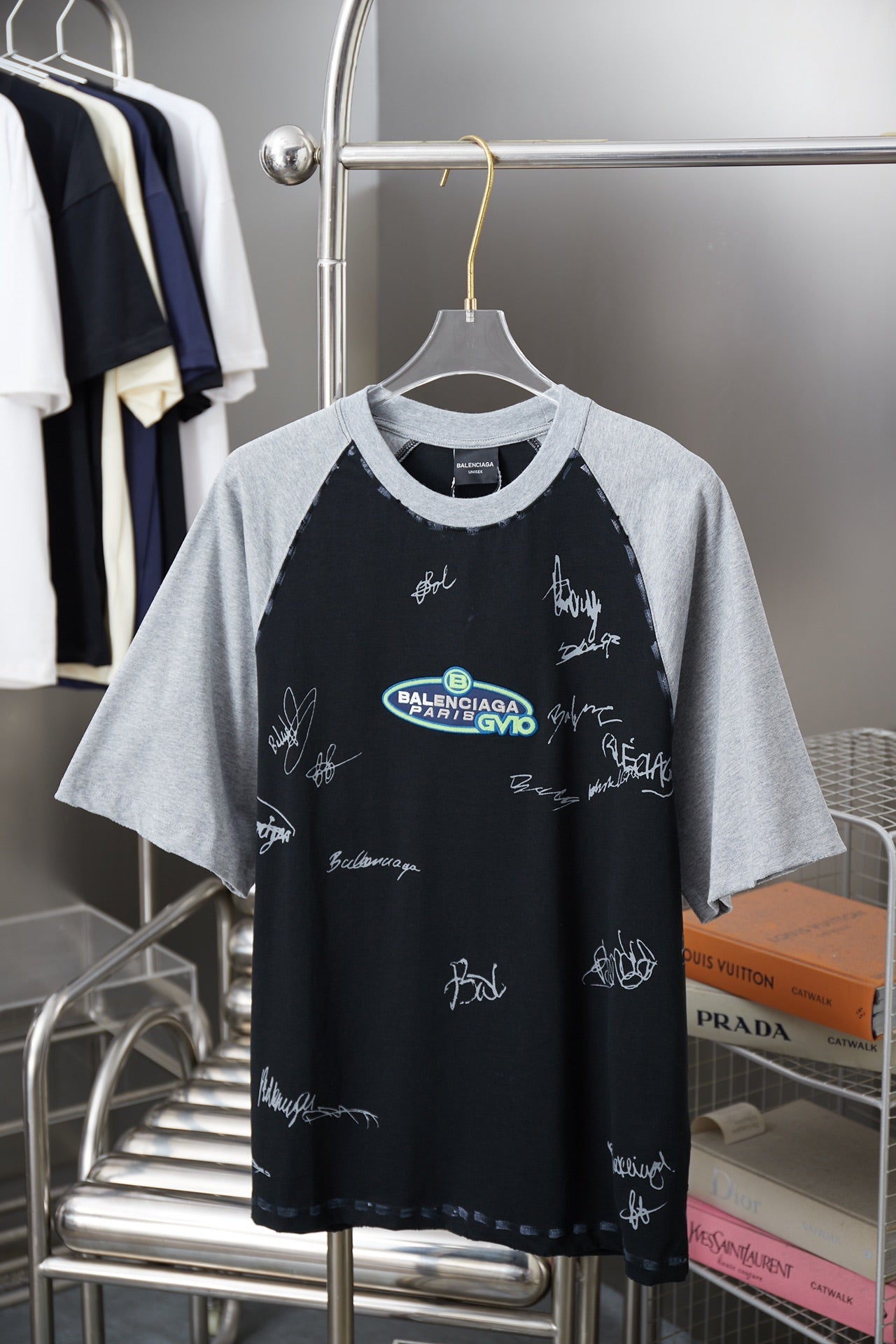 260106 new high-quality T-shirt with color-blocking sleeves and letter signature