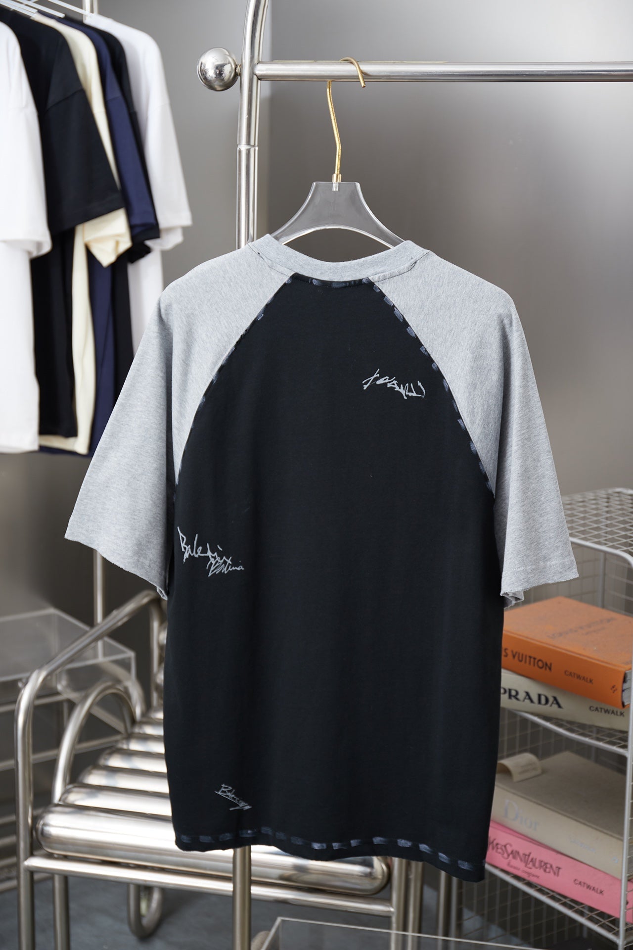 260106 new high-quality T-shirt with color-blocking sleeves and letter signature