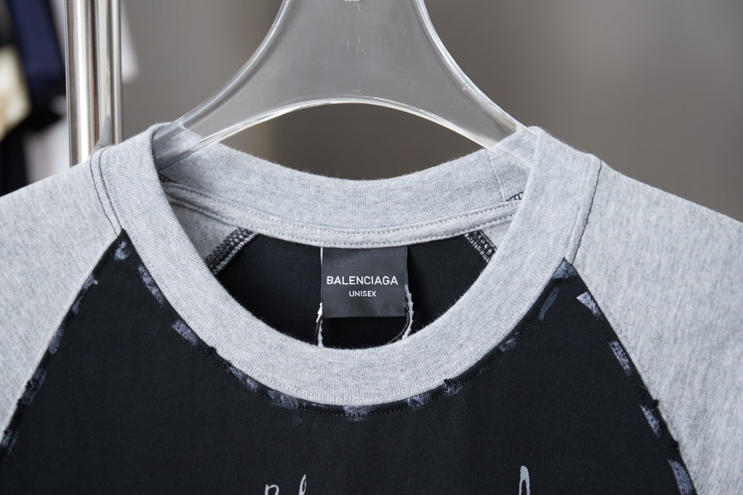 260106 new high-quality T-shirt with color-blocking sleeves and letter signature