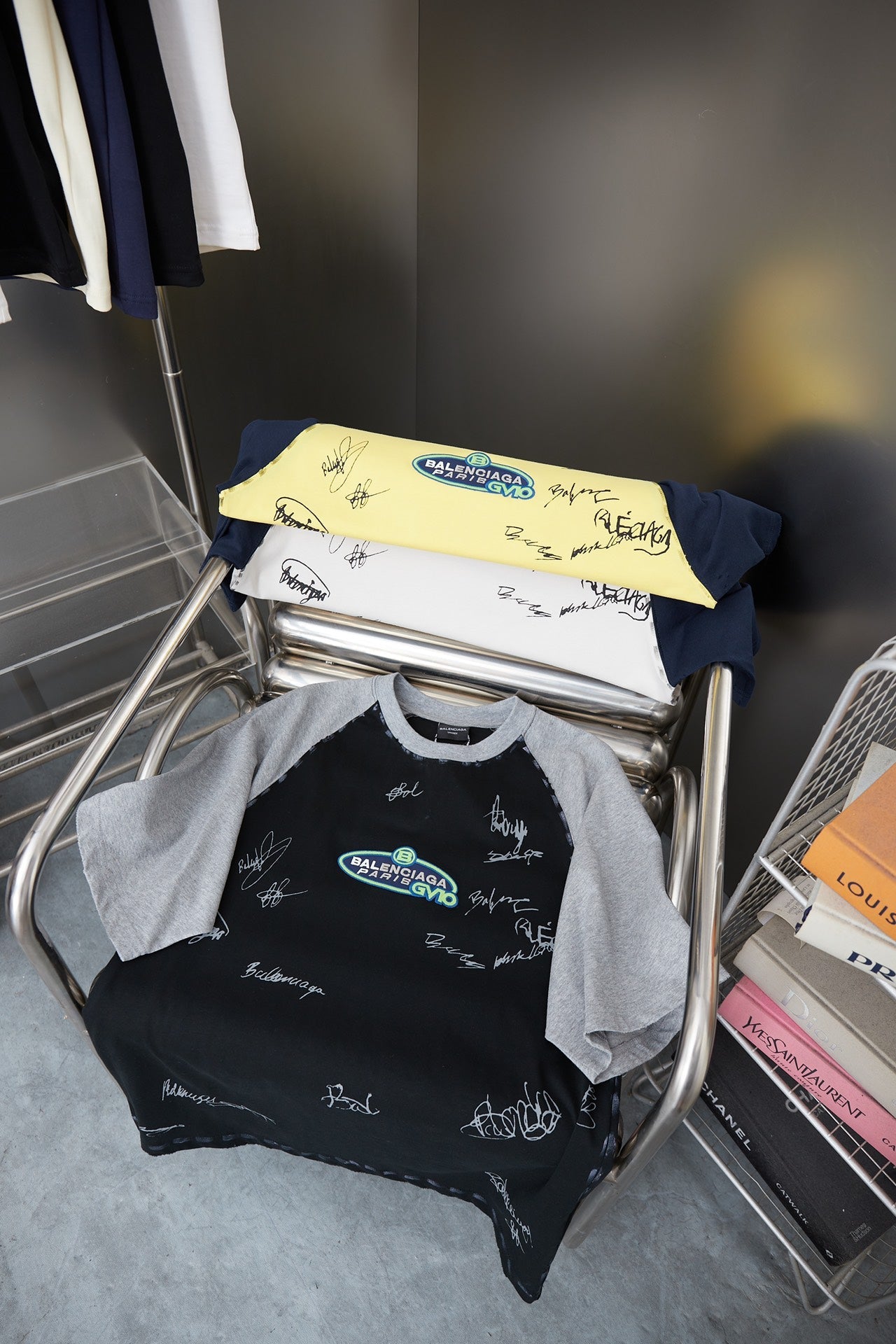 260106 new high-quality T-shirt with color-blocking sleeves and letter signature