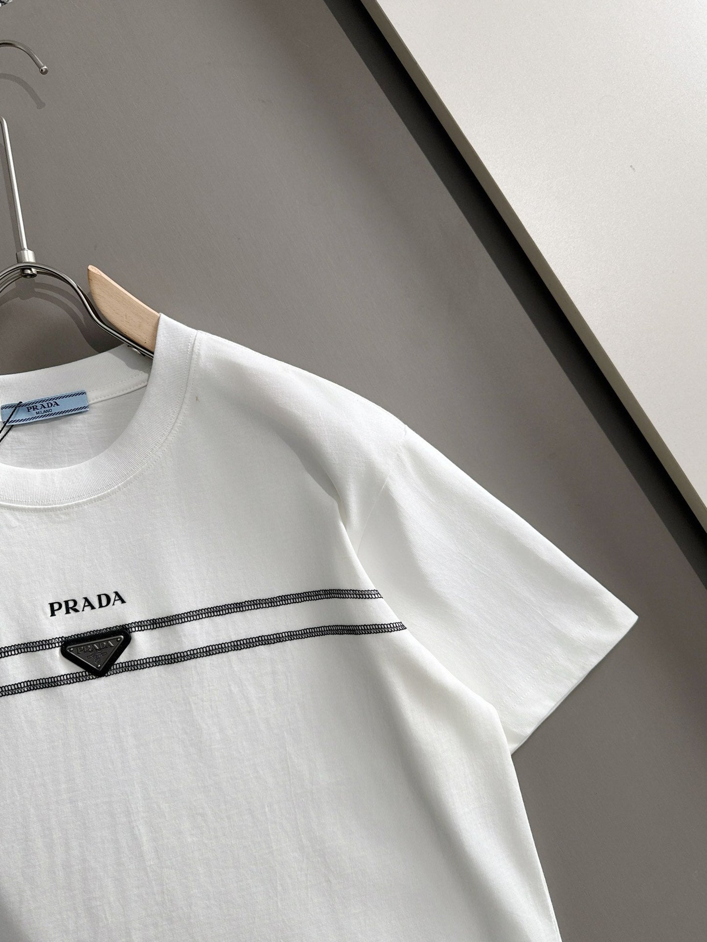 260113 New high-quality classic front-logo triangle-pattern T-shirt