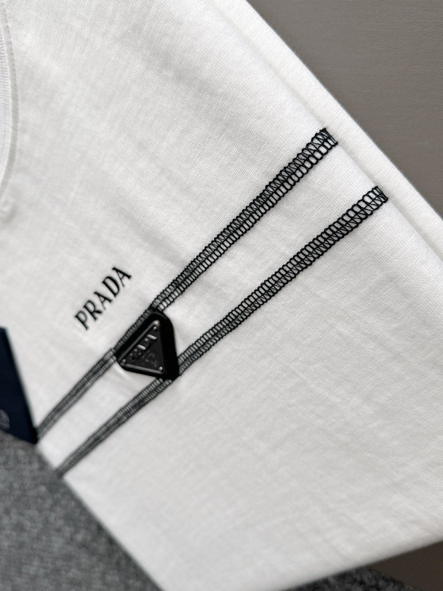 260113 New high-quality classic front-logo triangle-pattern T-shirt