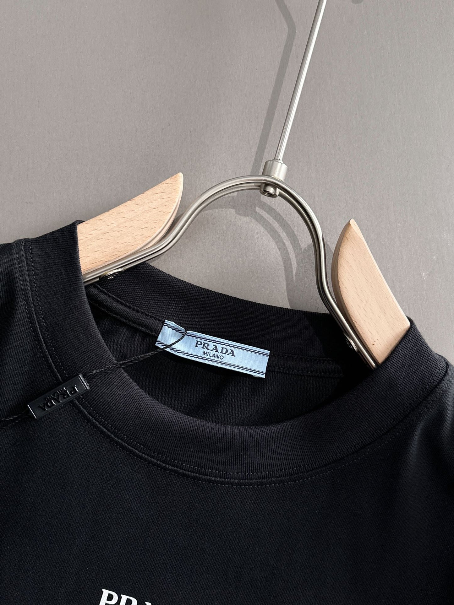 260113 New high-quality classic front-logo triangle-pattern T-shirt