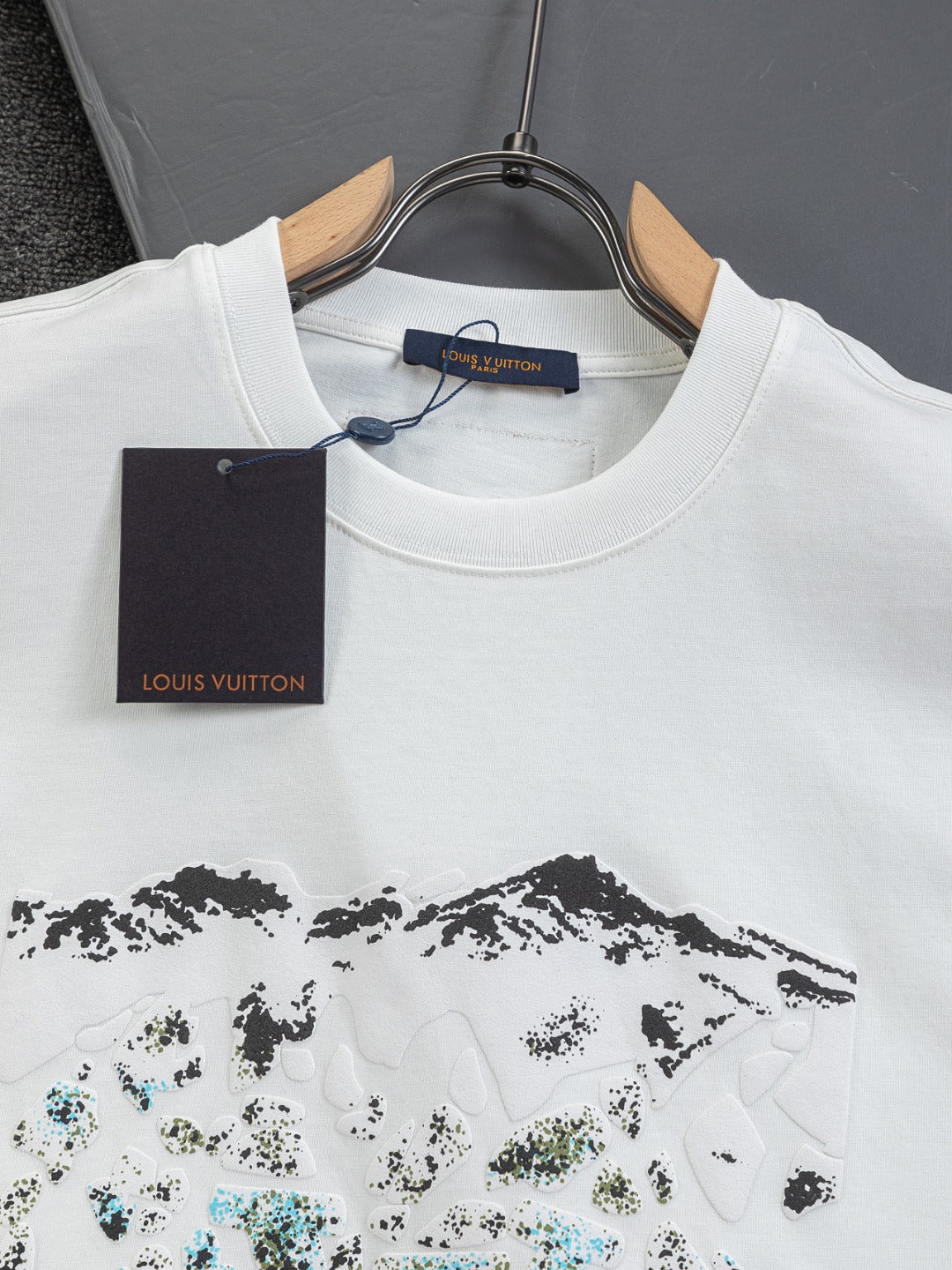 260120 New high-quality and elaborately crafted plush foam printed T-shirt