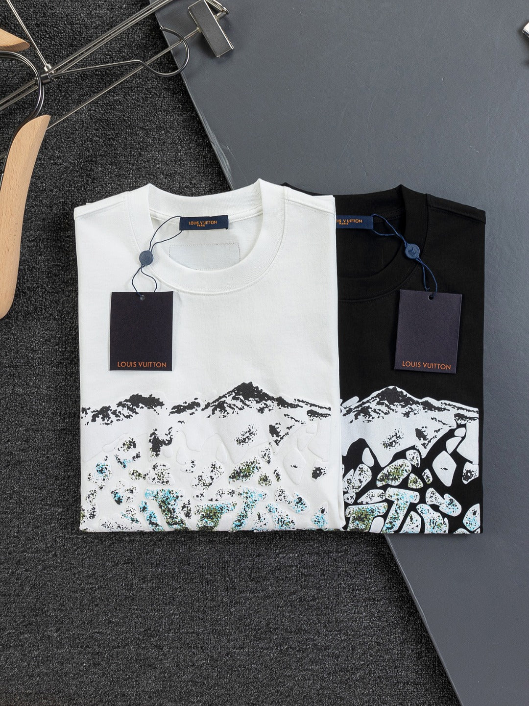 260120 New high-quality and elaborately crafted plush foam printed T-shirt