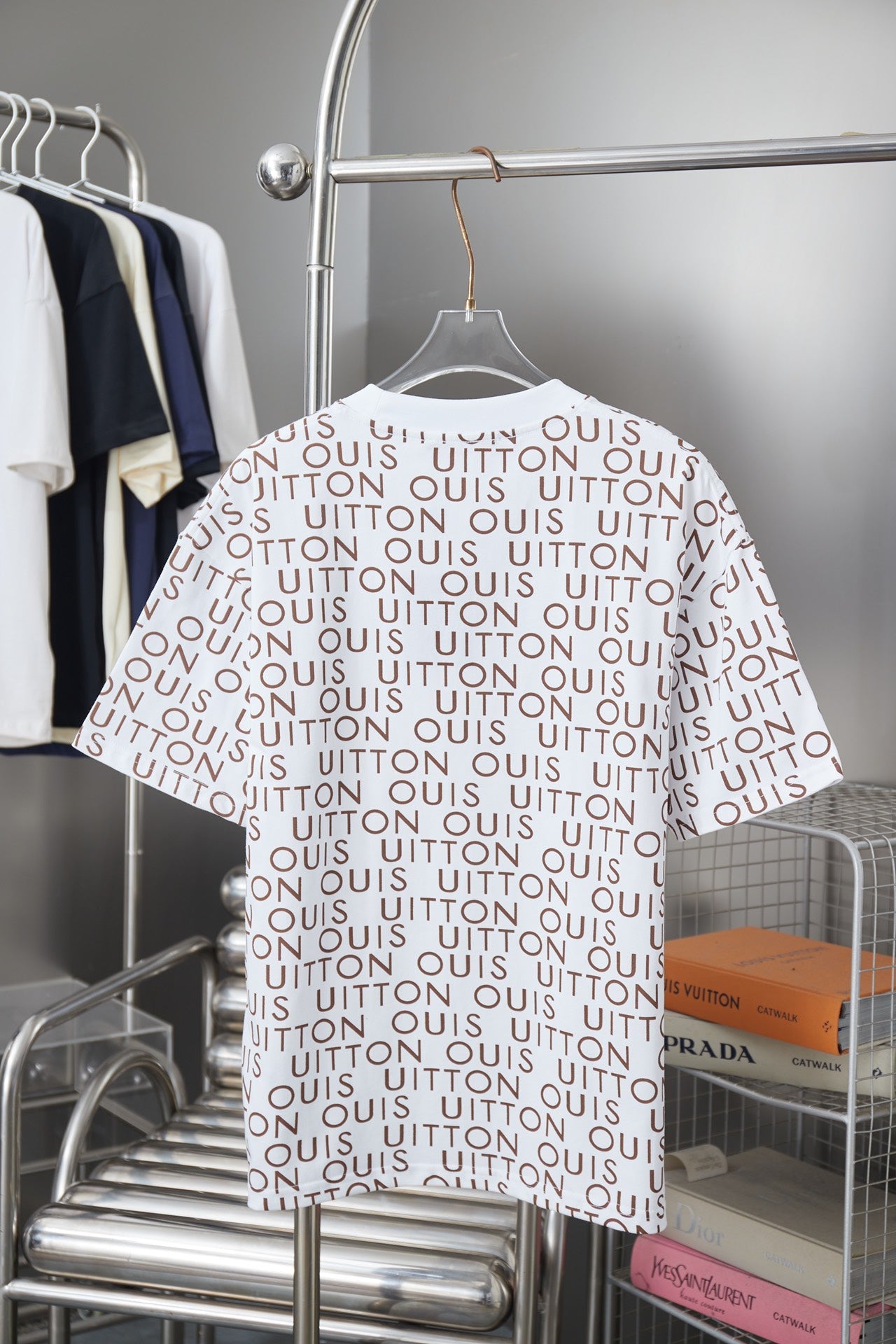 260306 New high-quality T-shirt with irregular letter patterns printed all over