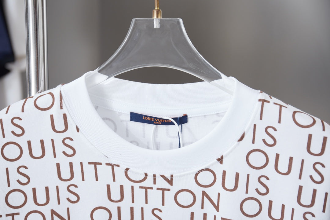 260306 New high-quality T-shirt with irregular letter patterns printed all over