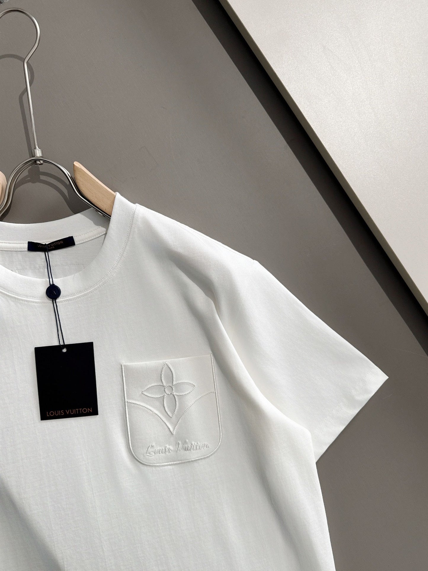 060311 New high-quality, minimalist pocket embroidered T-shirt