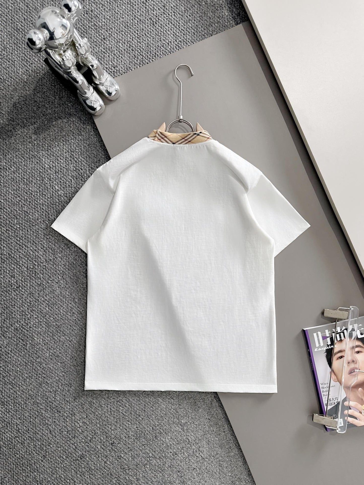 060311 New high-quality embroidered T-shirt with a stitched neckline