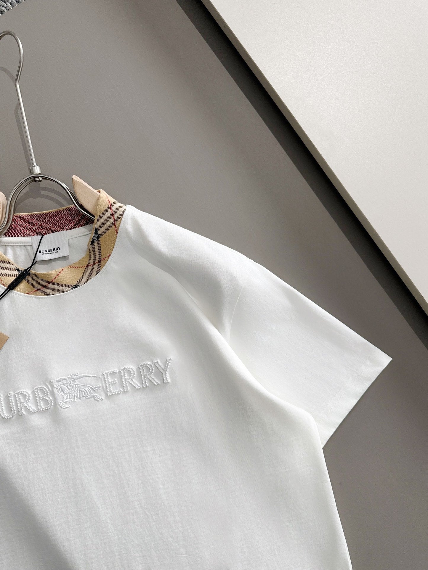 060311 New high-quality embroidered T-shirt with a stitched neckline
