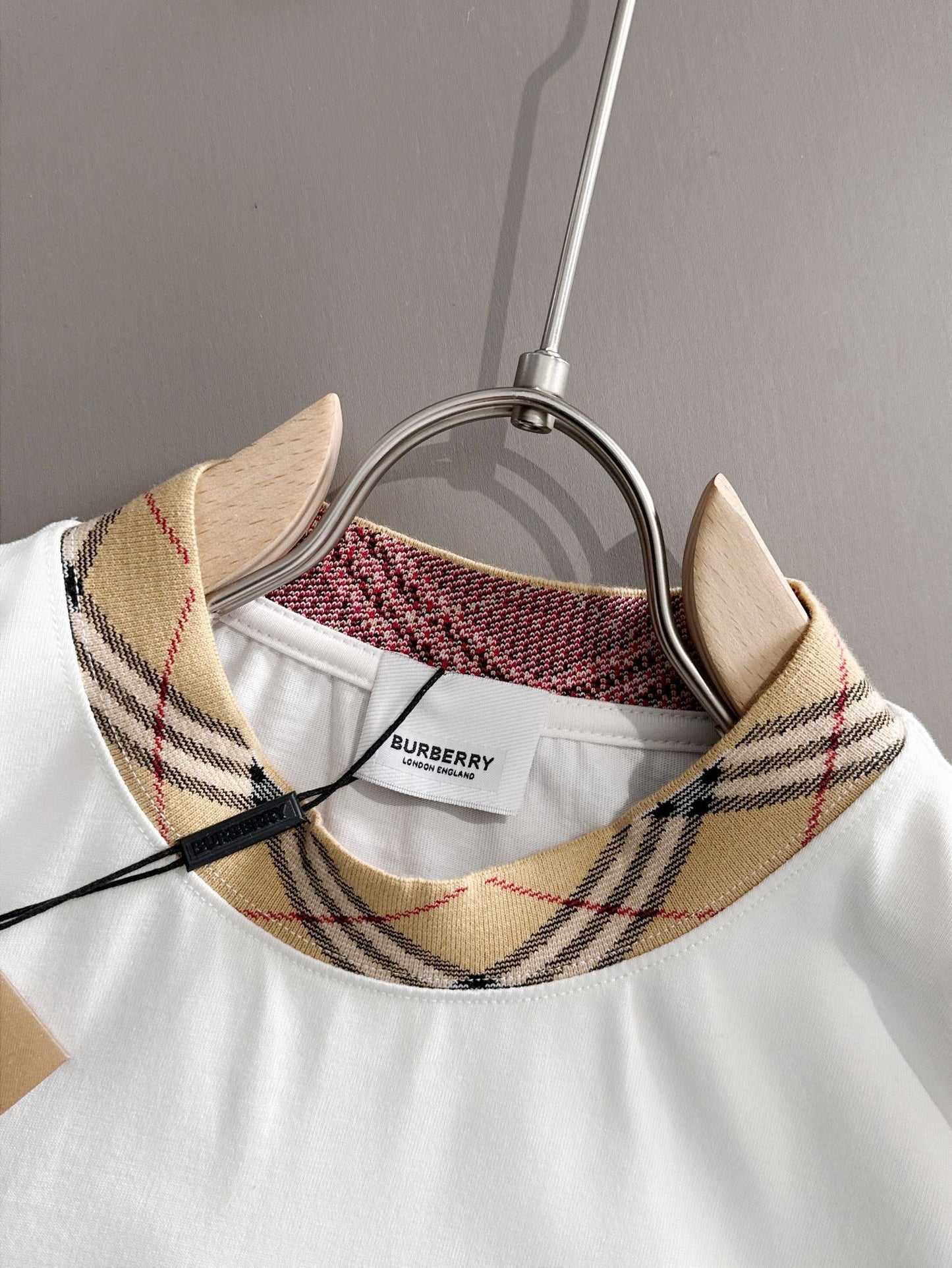 060311 New high-quality embroidered T-shirt with a stitched neckline