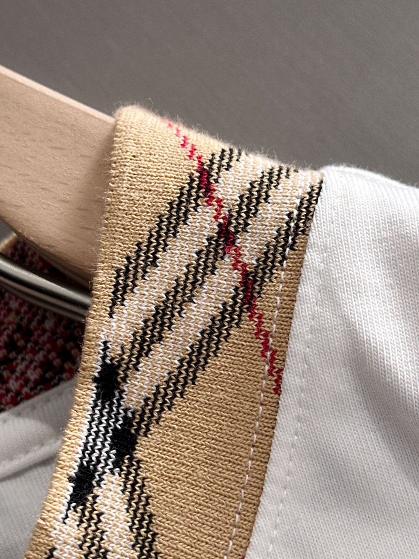 060311 New high-quality embroidered T-shirt with a stitched neckline