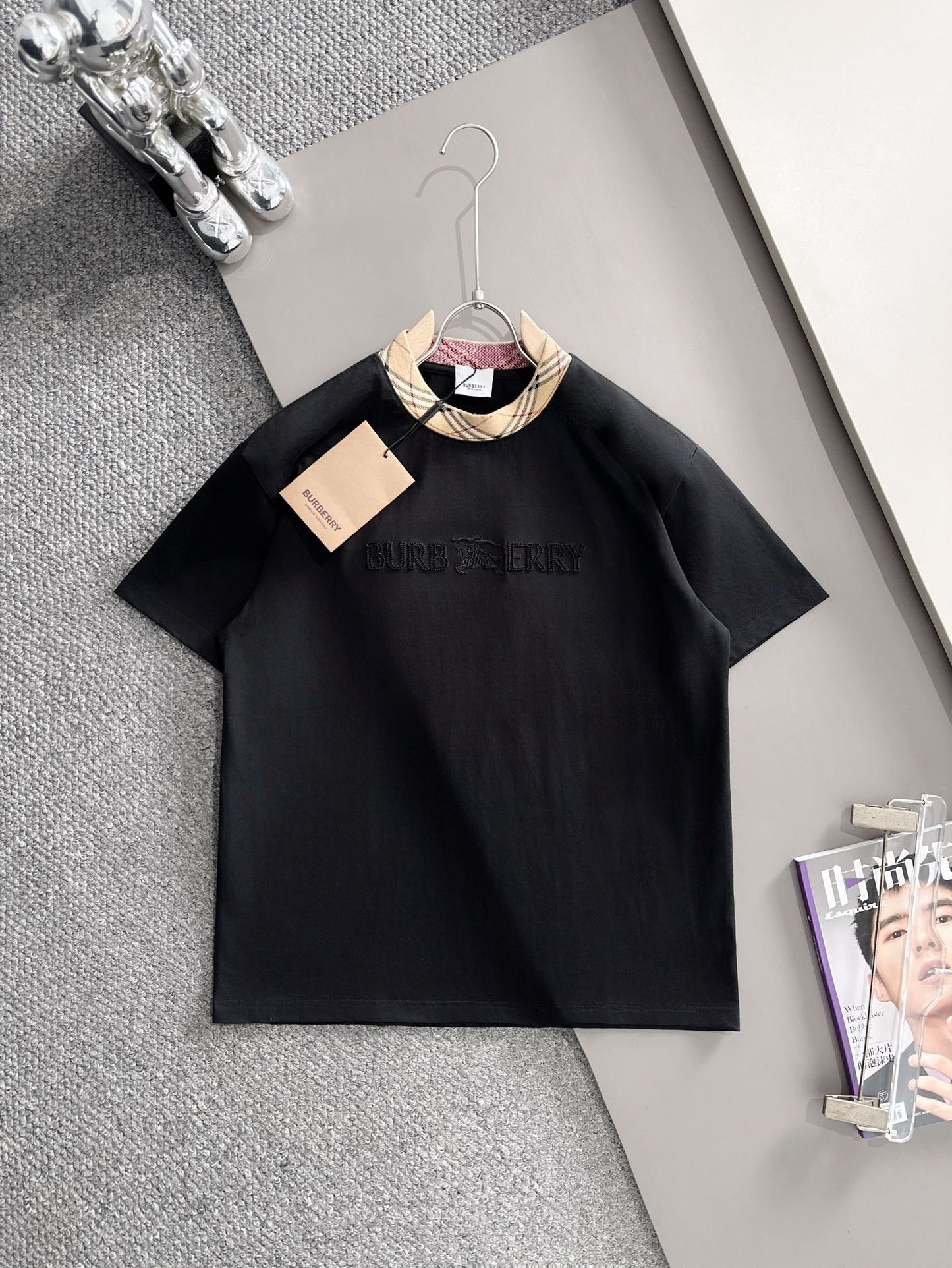 060311 New high-quality embroidered T-shirt with a stitched neckline