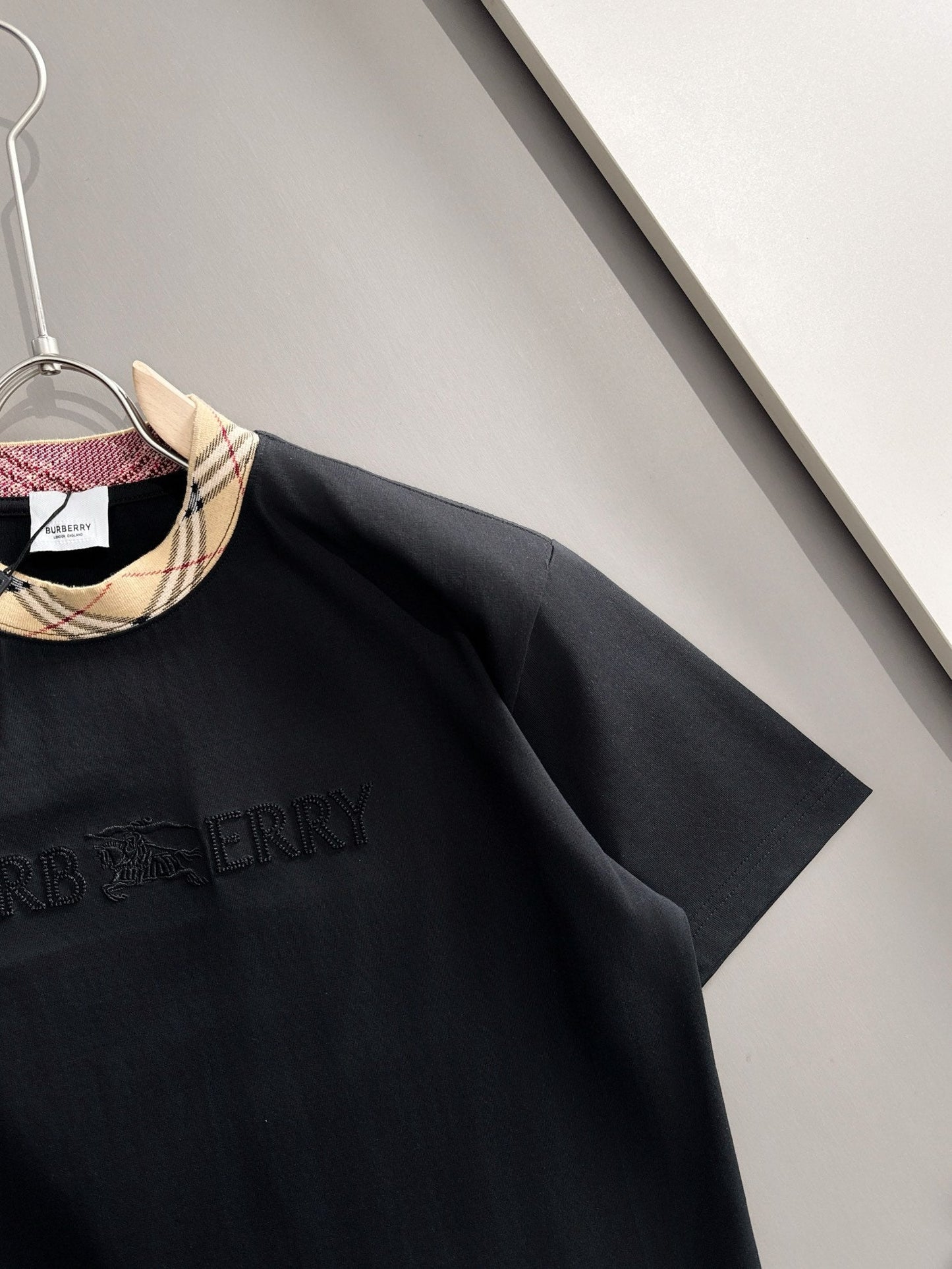 060311 New high-quality embroidered T-shirt with a stitched neckline