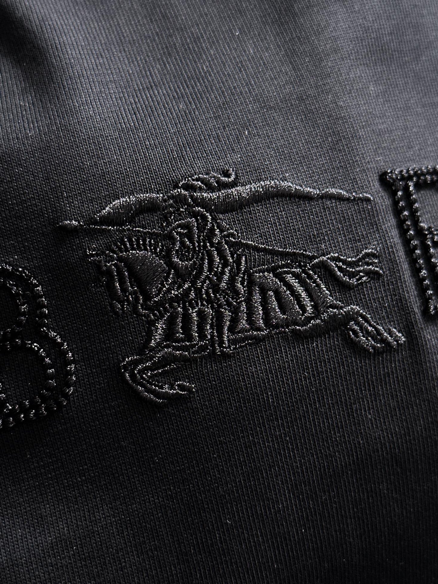 060311 New high-quality embroidered T-shirt with a stitched neckline