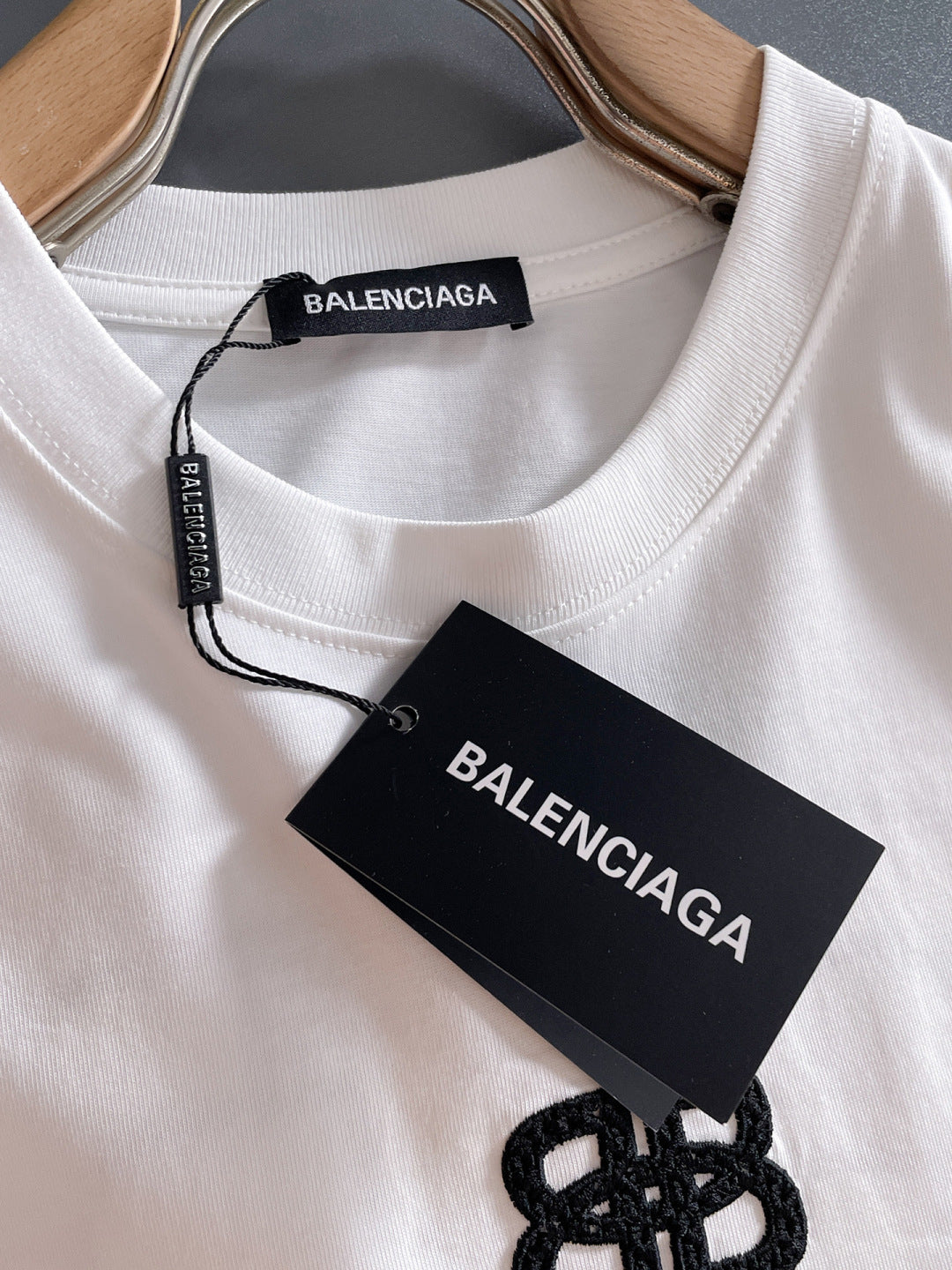 060311 New high-quality and elaborately crafted stitched floaty T-shirt