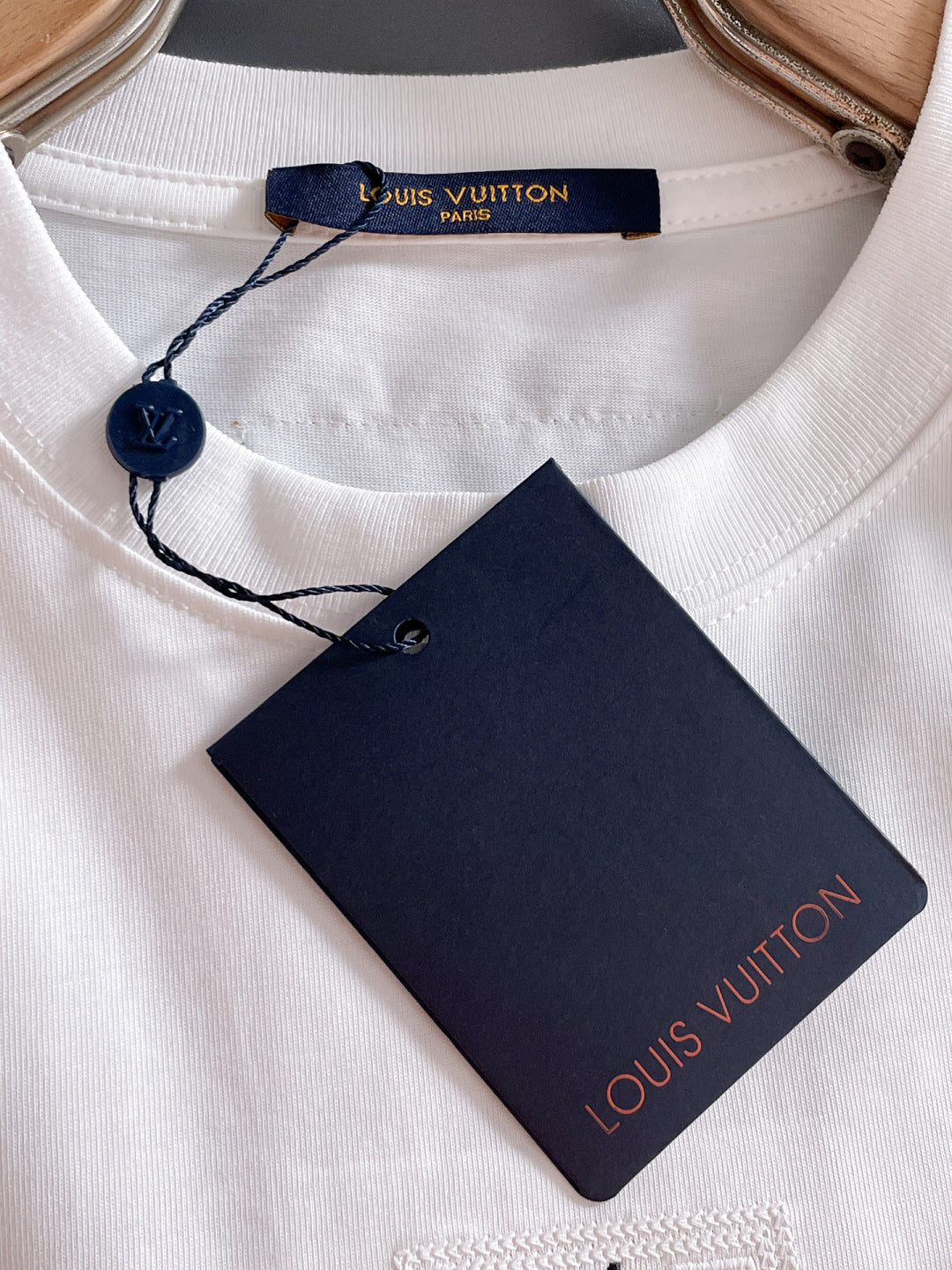060311 New high-quality multi-technique stitched T-shirt
